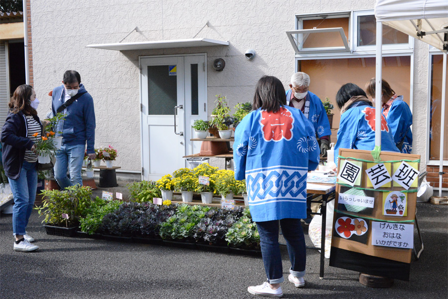 2024 お楽しみ会の様子 模擬店（お花の鉢植え、農作物の販売）