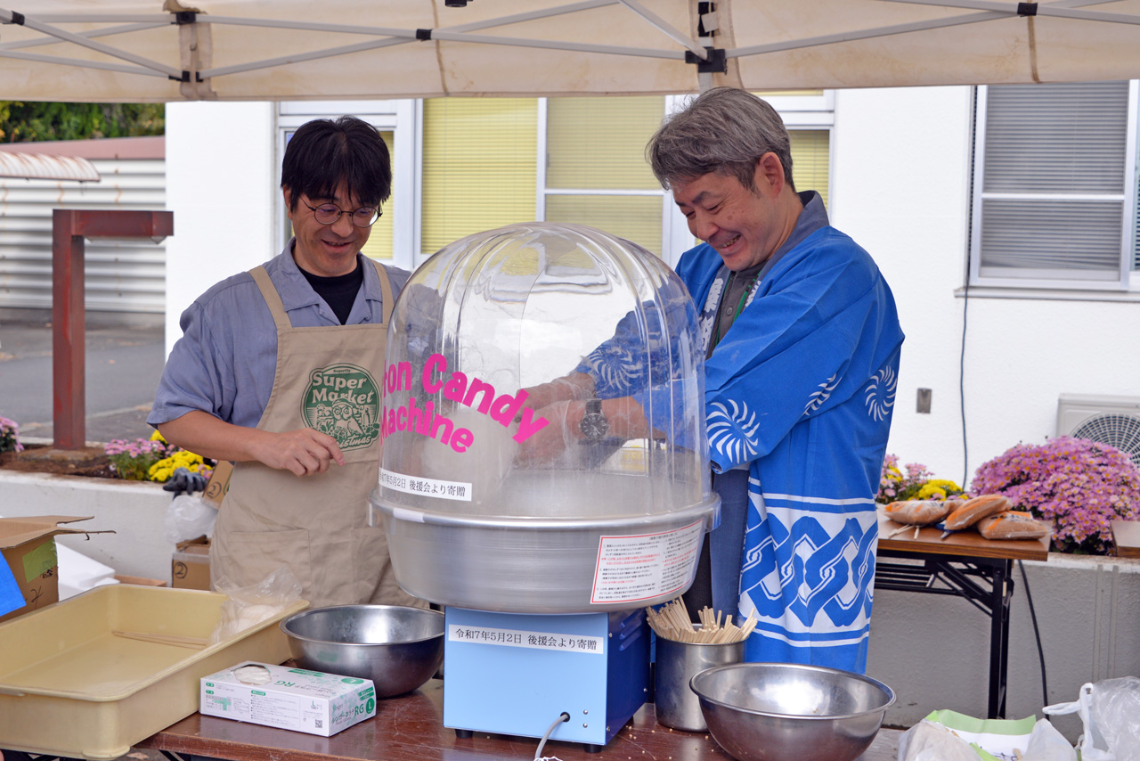 2025 お楽しみ会の様子 模擬店（わたあめ）