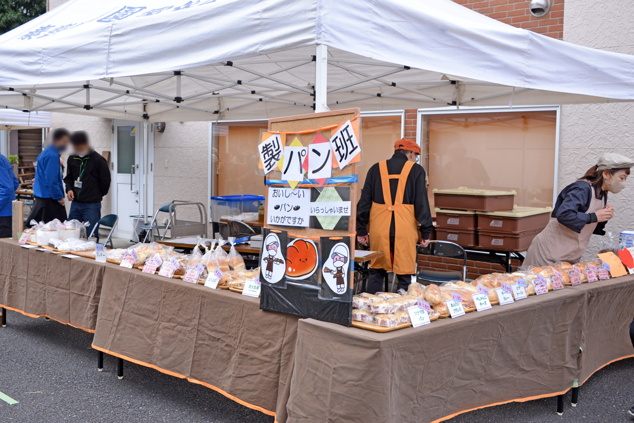 2025 お楽しみ会の様子 模擬店（パンの販売）