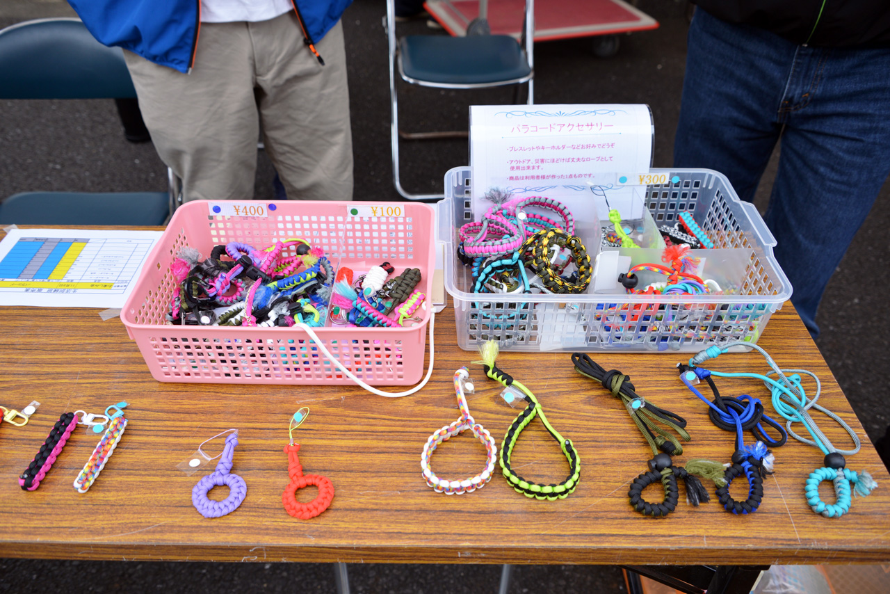 2025 お楽しみ会の様子 模擬店（パラコードを編んで作った小物の販売）