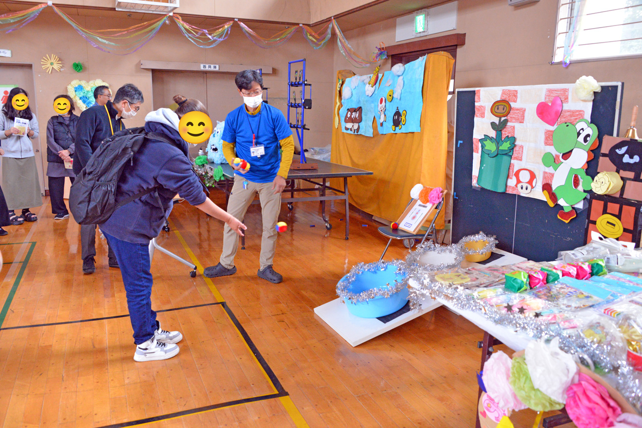 2025 お楽しみ会の様子 ゲームコーナー（玉入れ）