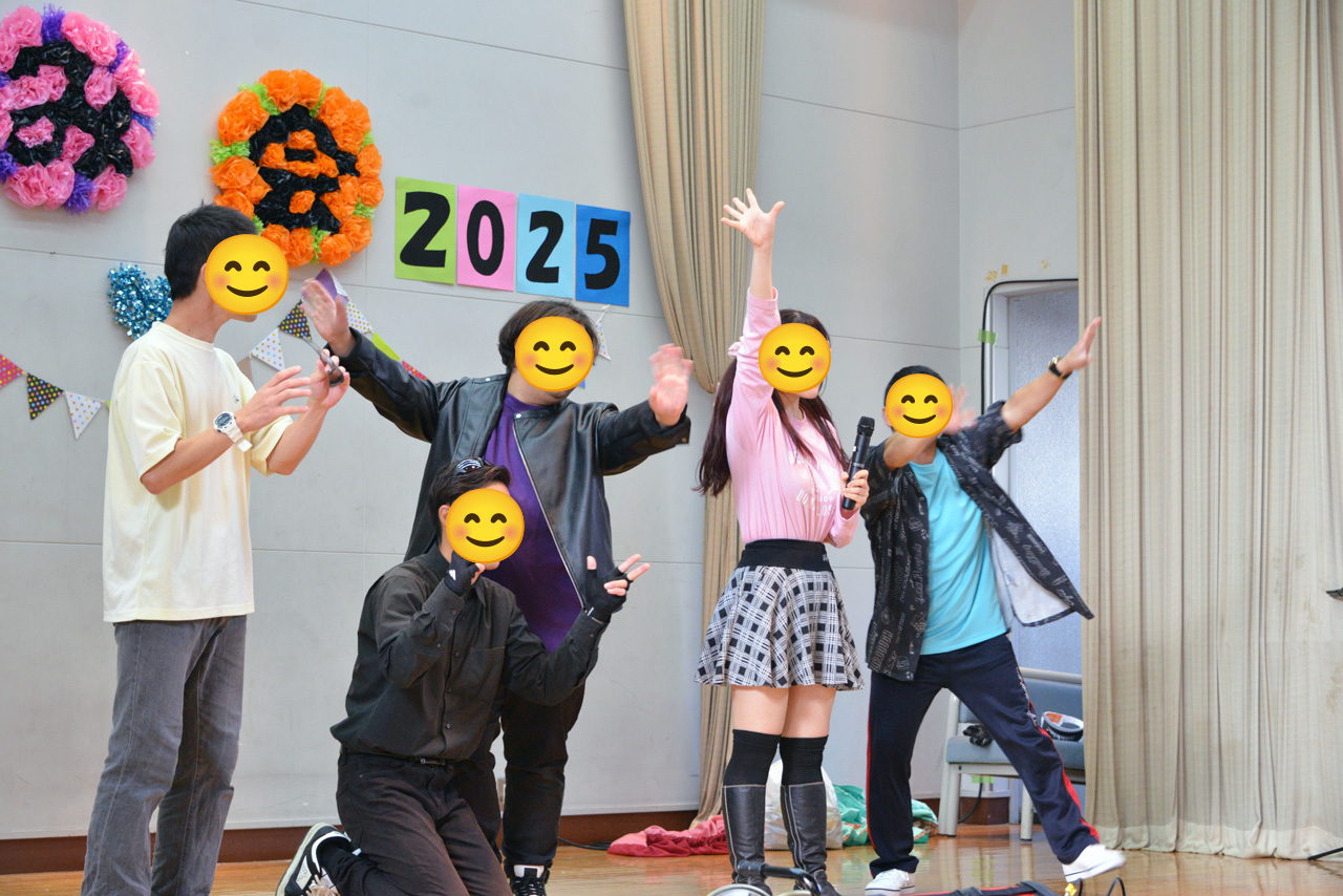 2025 お楽しみ会の様子 体育館ステージ（わくわくパラダイス1）