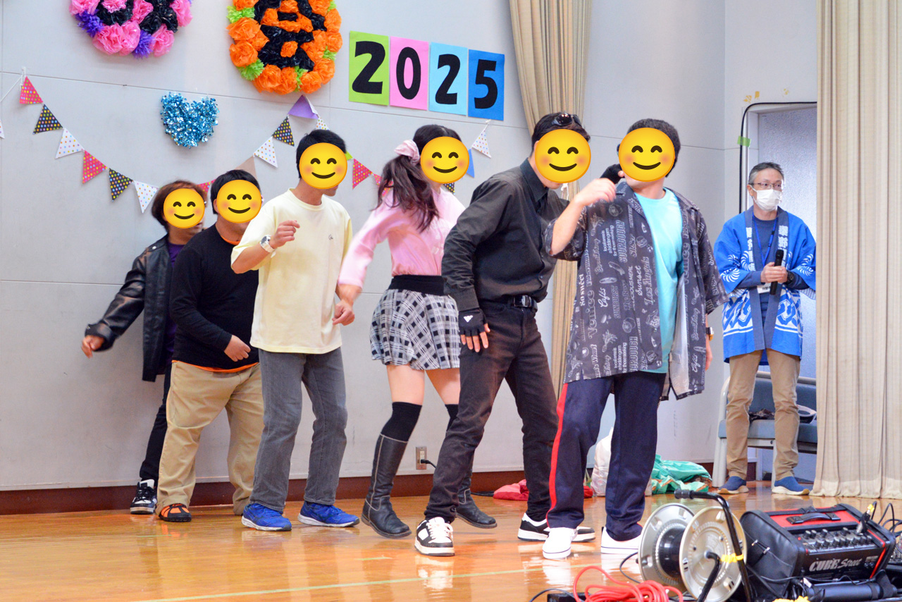 2025 お楽しみ会の様子 体育館ステージ（わくわくパラダイス2）