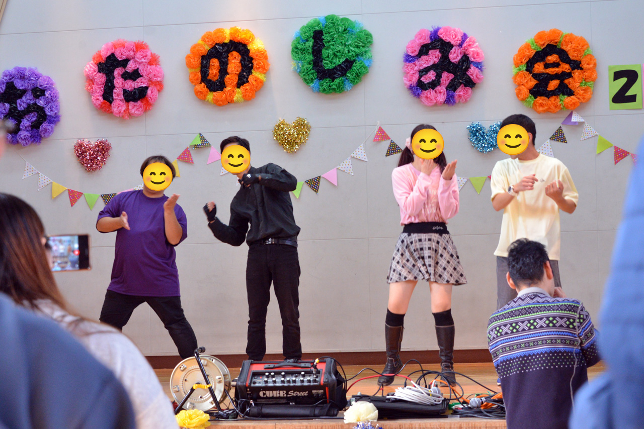 2025 お楽しみ会の様子 体育館ステージ（わくわくパラダイス3）