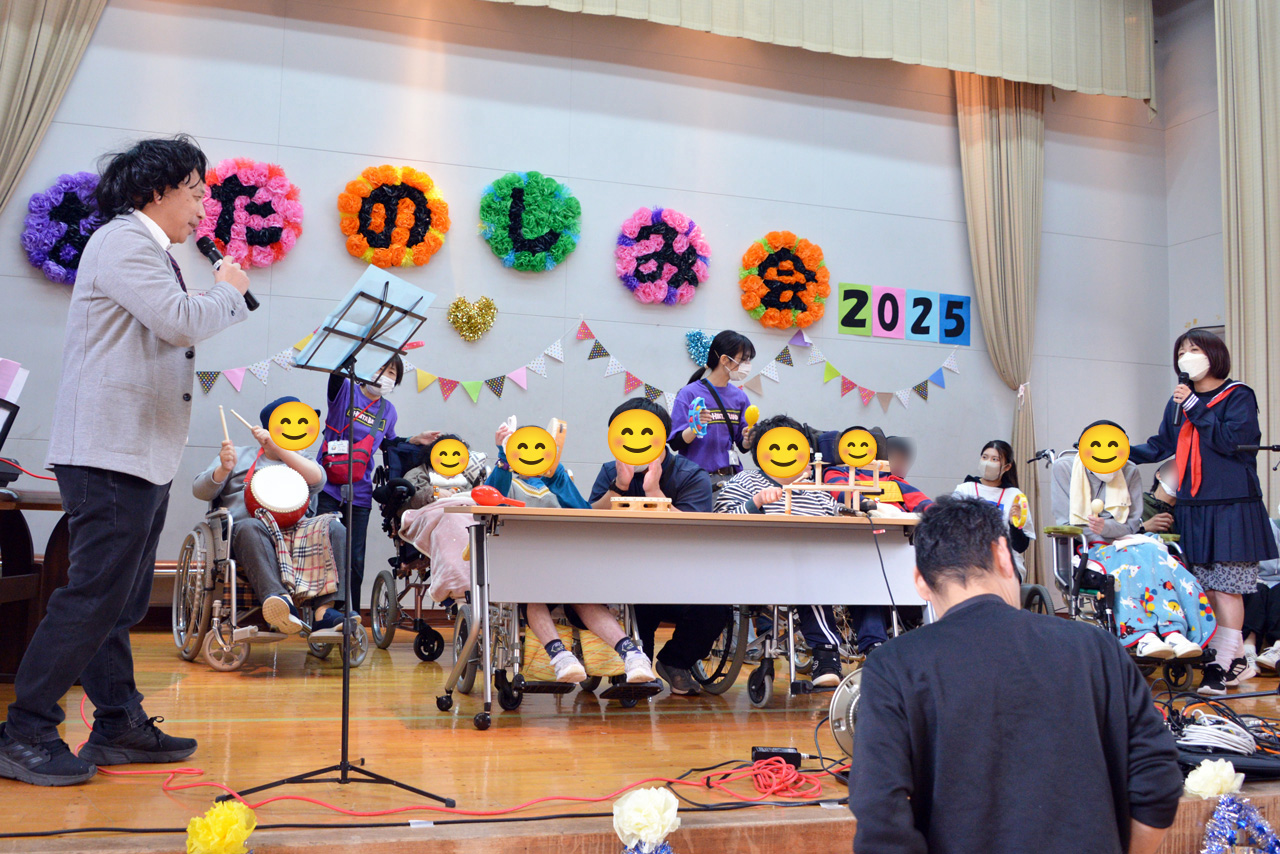2025 お楽しみ会の様子 体育館ステージ（ひびたバンド2）
