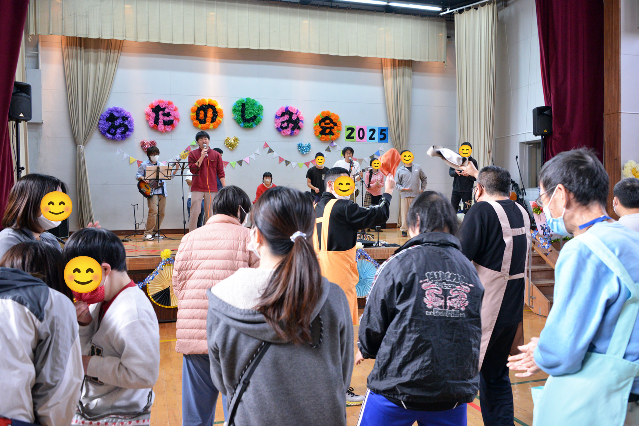 2025 お楽しみ会の様子 体育館ステージ（職員バンド2）