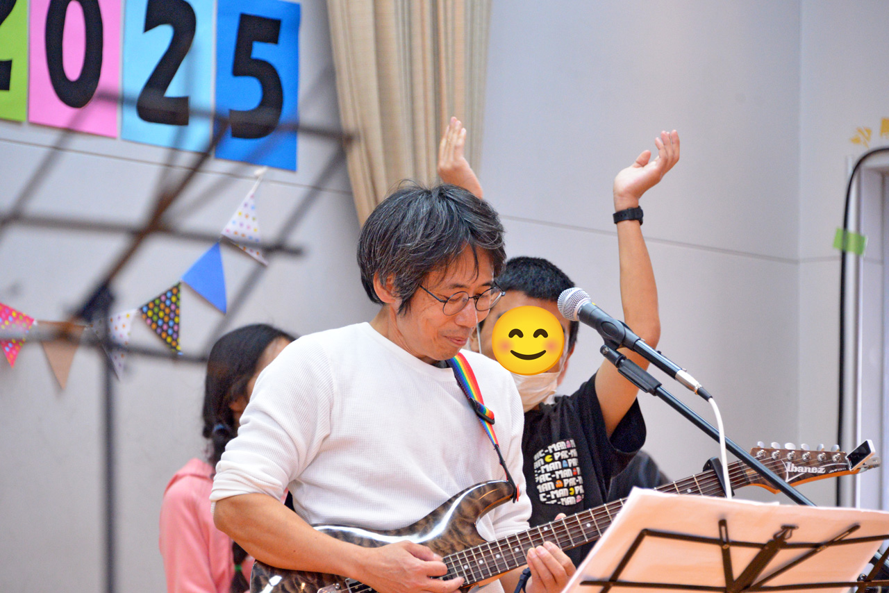 2025 お楽しみ会の様子 体育館ステージ（職員バンド3）